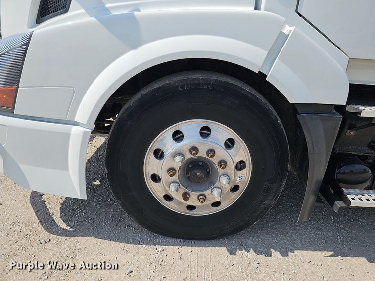image for item DO2814 2018 Volvo VNL  semi truck