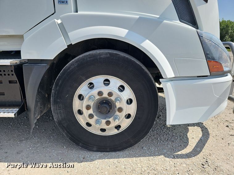 image for item DO2814 2018 Volvo VNL  semi truck