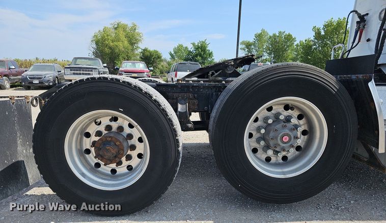 image for item DO2814 2018 Volvo VNL  semi truck