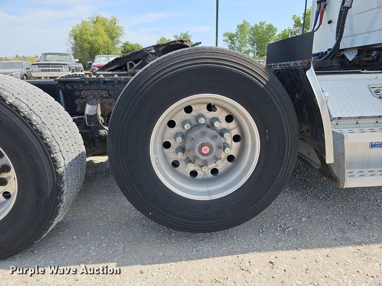 image for item DO2814 2018 Volvo VNL  semi truck