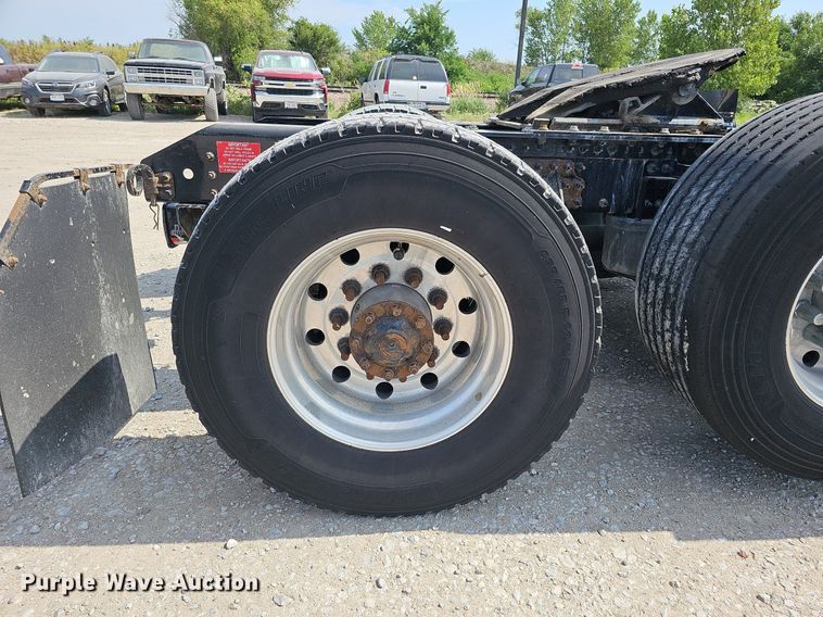 image for item DO2814 2018 Volvo VNL  semi truck