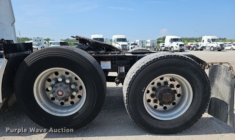 image for item DO2814 2018 Volvo VNL  semi truck