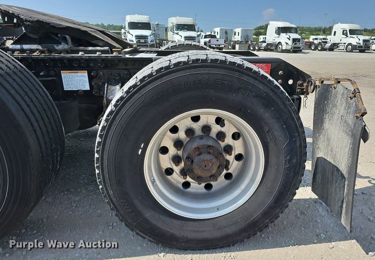 image for item DO2814 2018 Volvo VNL  semi truck