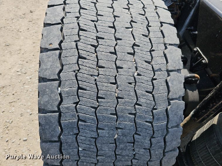 image for item DO2814 2018 Volvo VNL  semi truck