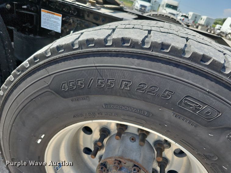 image for item DO2814 2018 Volvo VNL  semi truck