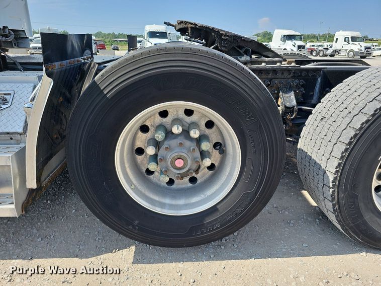 image for item DO2814 2018 Volvo VNL  semi truck