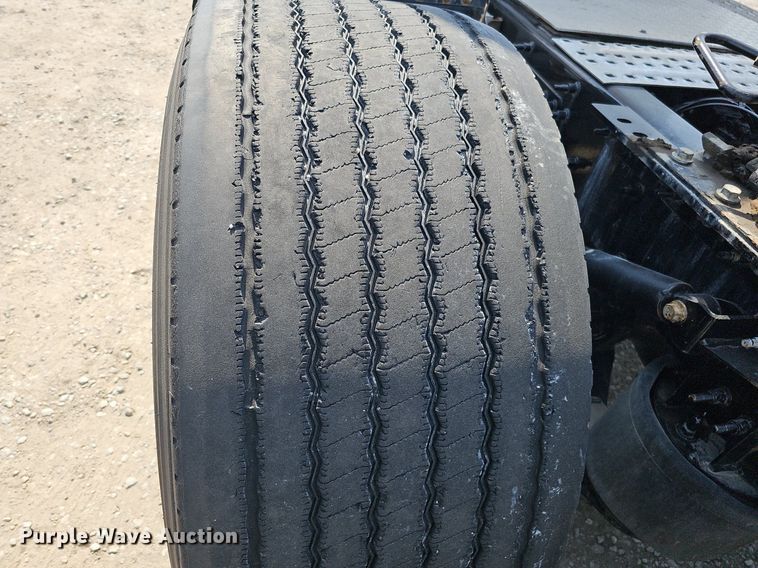 image for item DO2814 2018 Volvo VNL  semi truck