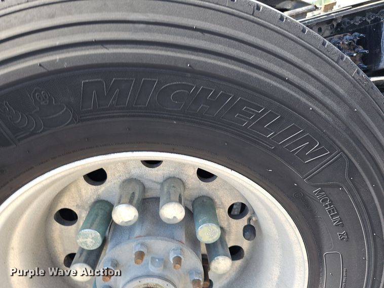 image for item DO2814 2018 Volvo VNL  semi truck