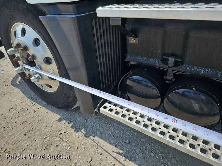 image for item DO2814 2018 Volvo VNL  semi truck