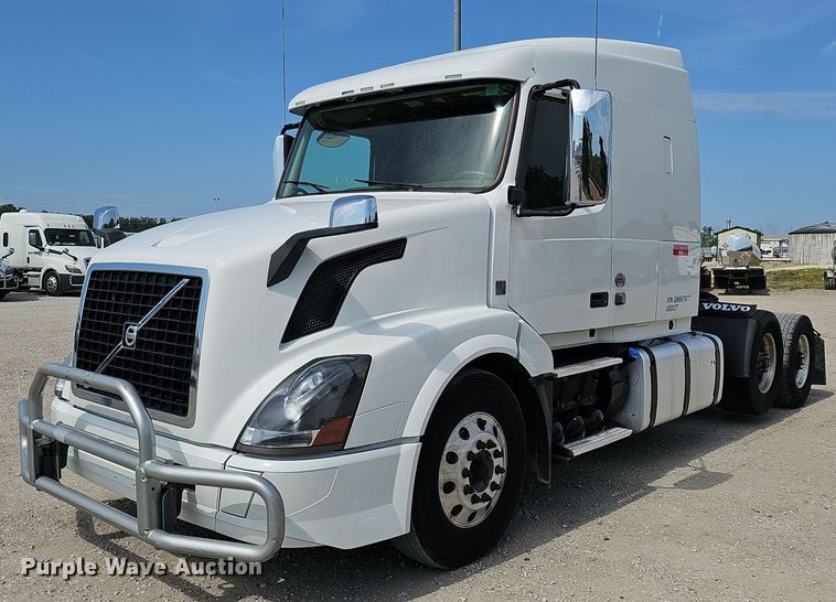 image for item DO2815 2016 Volvo VNL  semi truck