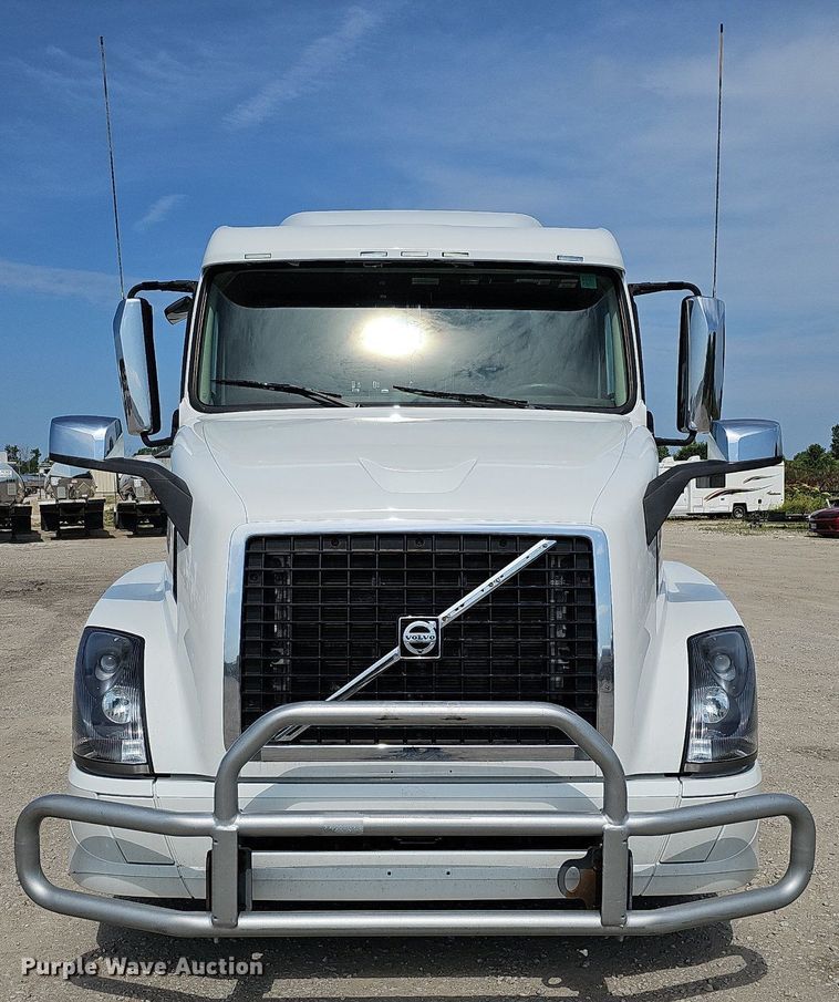 image for item DO2815 2016 Volvo VNL  semi truck