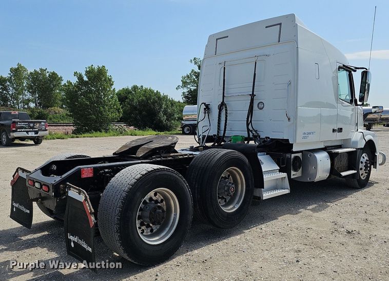 image for item DO2815 2016 Volvo VNL  semi truck