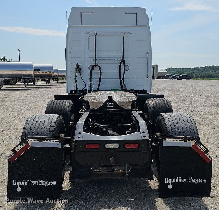 image for item DO2815 2016 Volvo VNL  semi truck