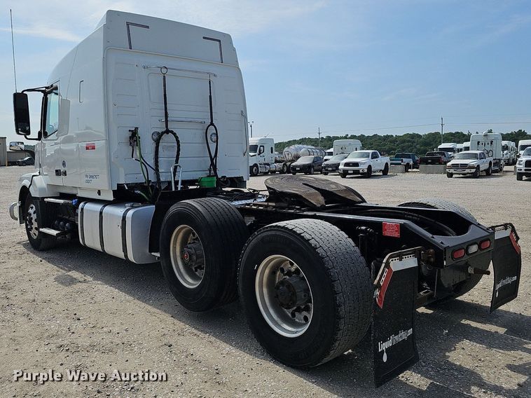image for item DO2815 2016 Volvo VNL  semi truck