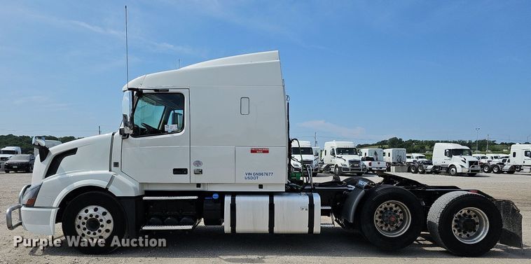 image for item DO2815 2016 Volvo VNL  semi truck