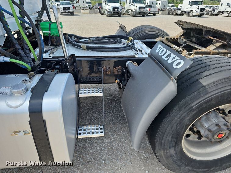 image for item DO2815 2016 Volvo VNL  semi truck