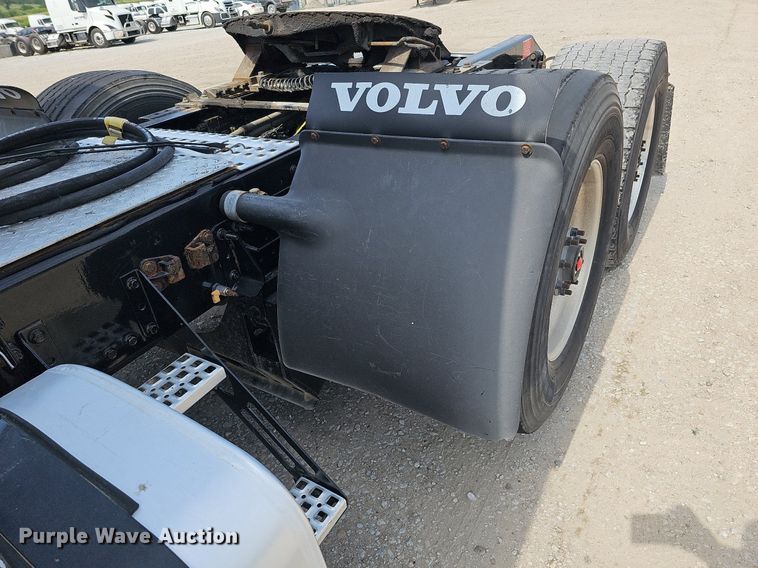 image for item DO2815 2016 Volvo VNL  semi truck