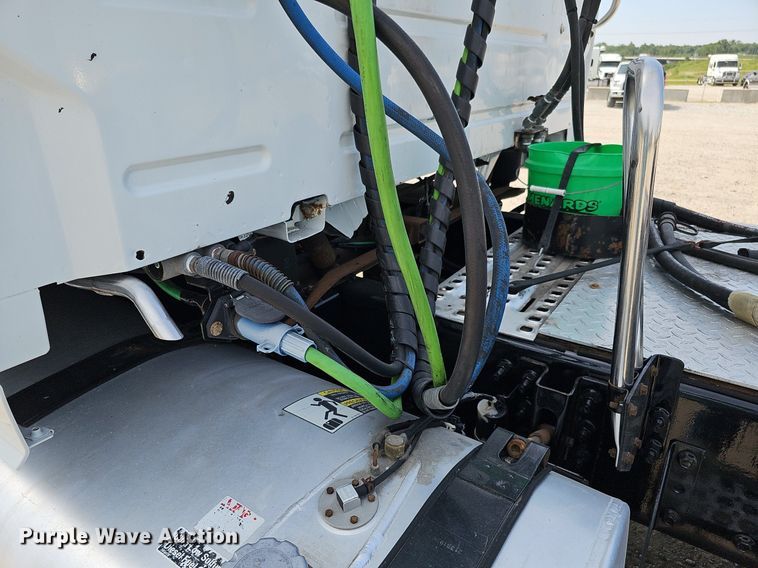 image for item DO2815 2016 Volvo VNL  semi truck