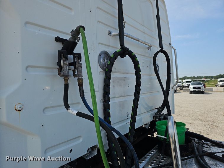 image for item DO2815 2016 Volvo VNL  semi truck