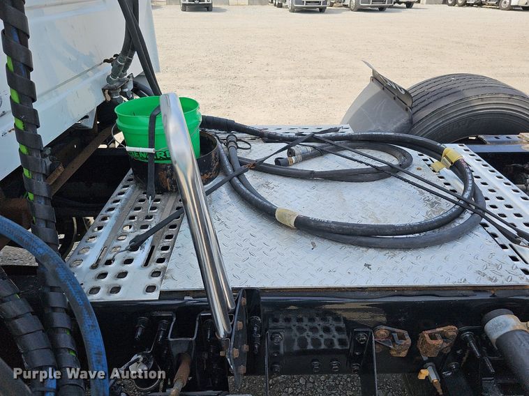 image for item DO2815 2016 Volvo VNL  semi truck