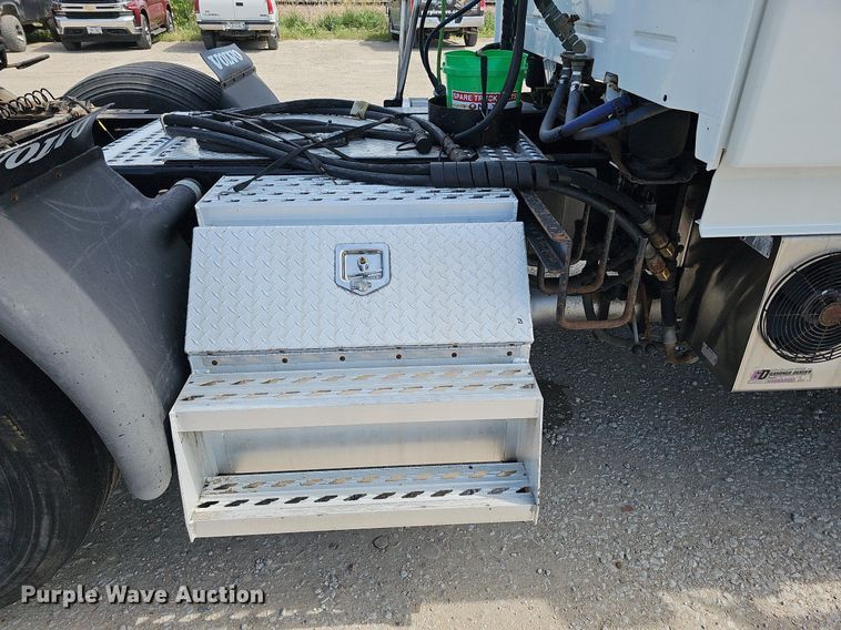 image for item DO2815 2016 Volvo VNL  semi truck