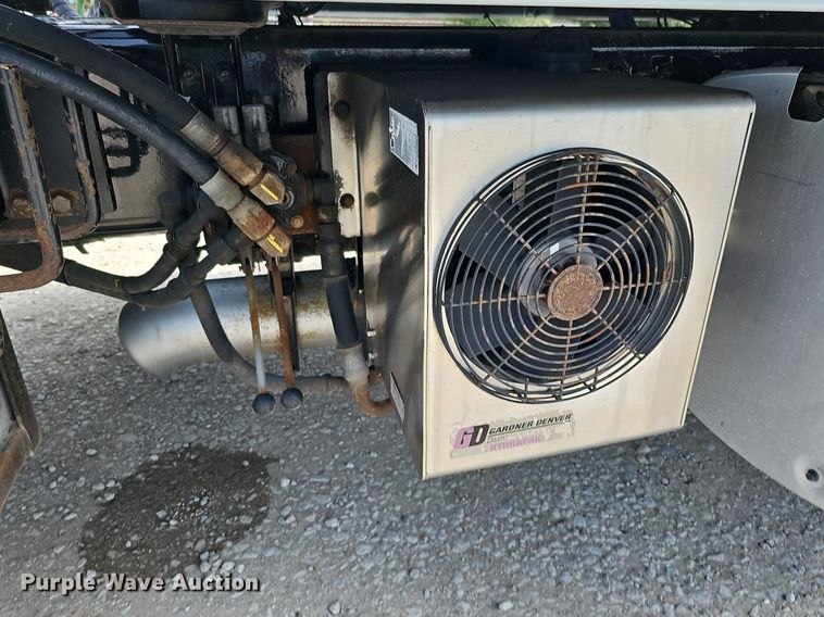 image for item DO2815 2016 Volvo VNL  semi truck