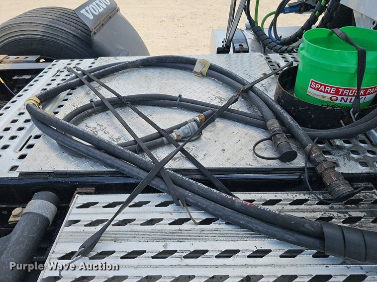 image for item DO2815 2016 Volvo VNL  semi truck