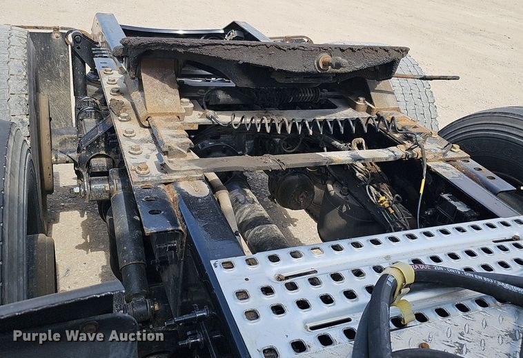 image for item DO2815 2016 Volvo VNL  semi truck