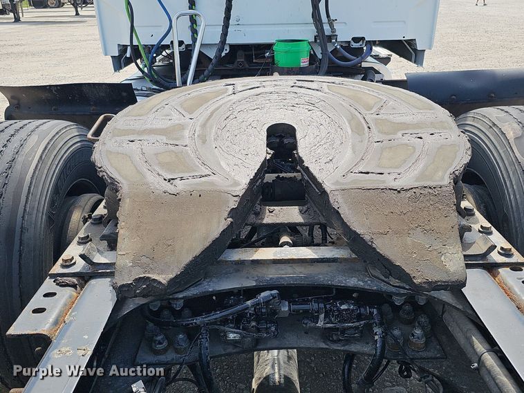 image for item DO2815 2016 Volvo VNL  semi truck