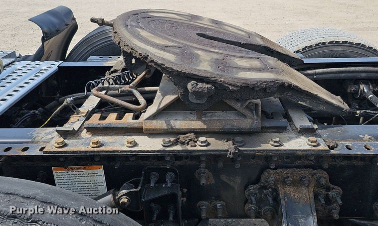 image for item DO2815 2016 Volvo VNL  semi truck