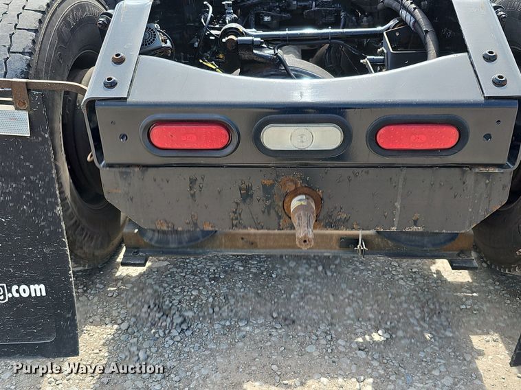 image for item DO2815 2016 Volvo VNL  semi truck