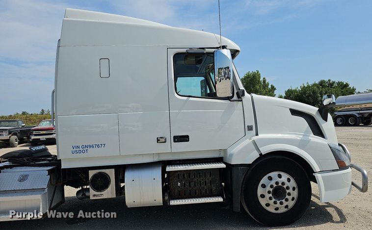 image for item DO2815 2016 Volvo VNL  semi truck