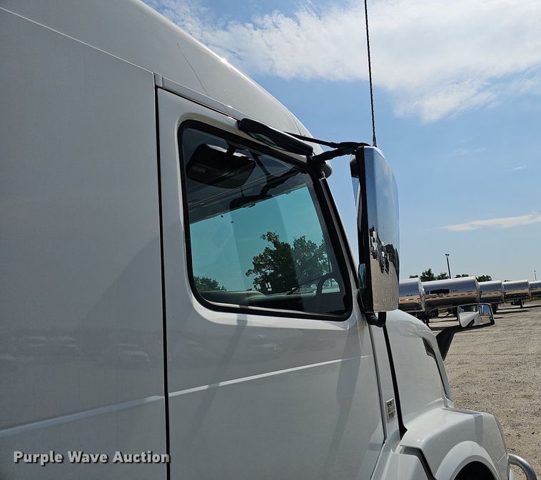 image for item DO2815 2016 Volvo VNL  semi truck