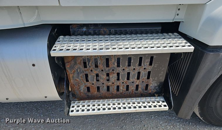 image for item DO2815 2016 Volvo VNL  semi truck