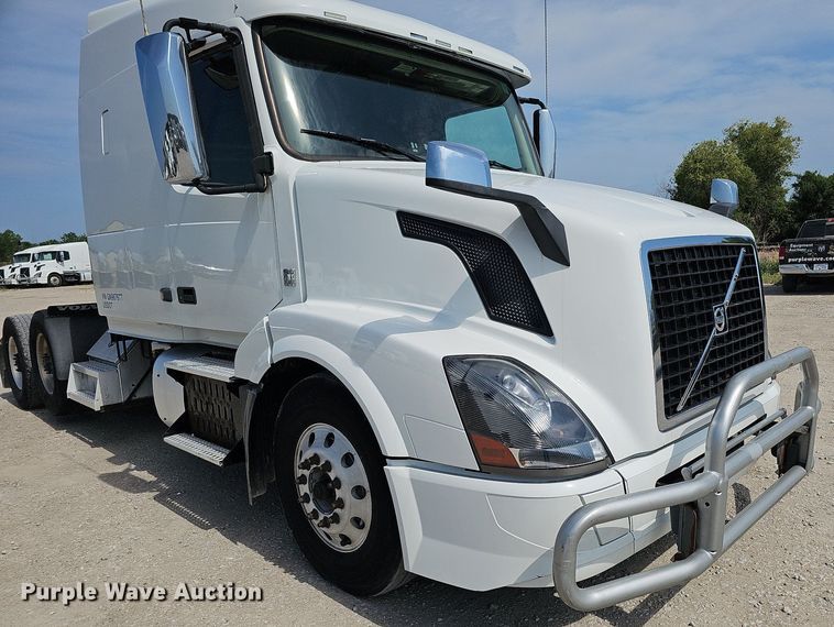 image for item DO2815 2016 Volvo VNL  semi truck