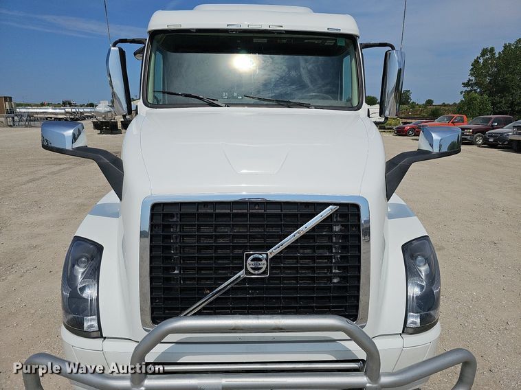 image for item DO2815 2016 Volvo VNL  semi truck
