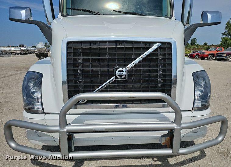 image for item DO2815 2016 Volvo VNL  semi truck
