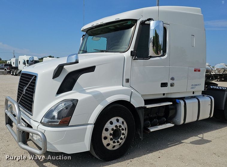 image for item DO2815 2016 Volvo VNL  semi truck