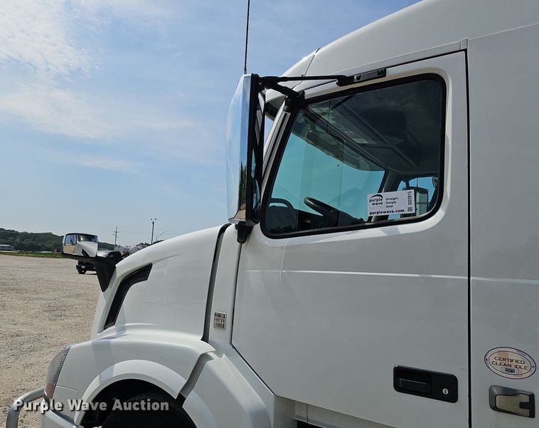 image for item DO2815 2016 Volvo VNL  semi truck