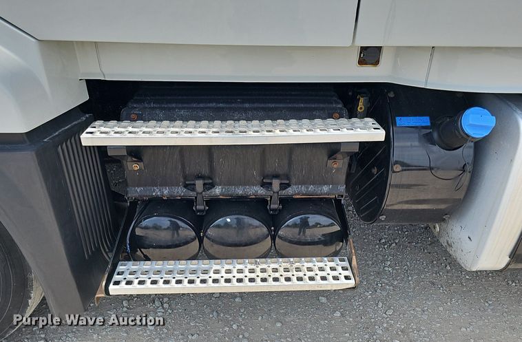 image for item DO2815 2016 Volvo VNL  semi truck