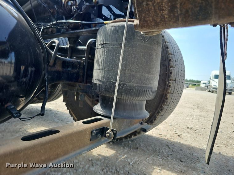 image for item DO2815 2016 Volvo VNL  semi truck