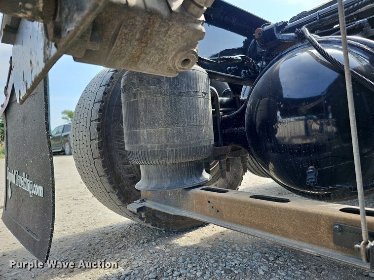 image for item DO2815 2016 Volvo VNL  semi truck