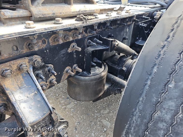 image for item DO2815 2016 Volvo VNL  semi truck