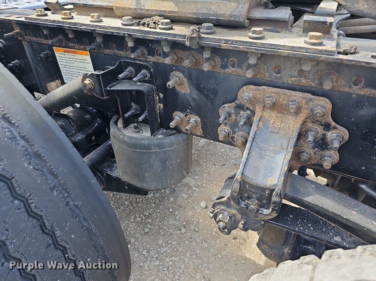 image for item DO2815 2016 Volvo VNL  semi truck