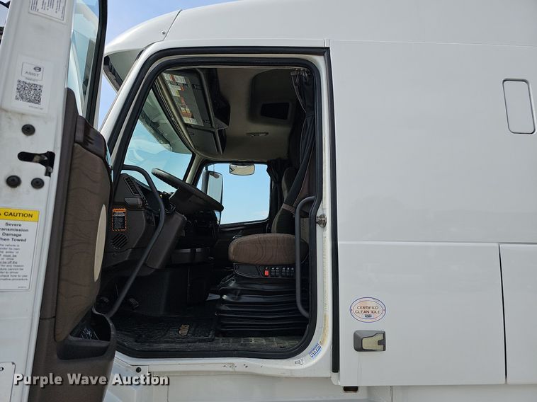 image for item DO2815 2016 Volvo VNL  semi truck
