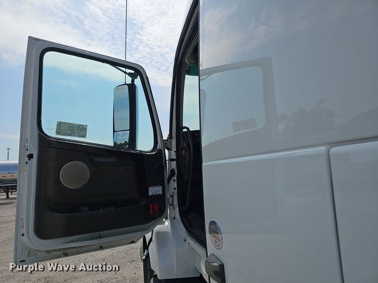 image for item DO2815 2016 Volvo VNL  semi truck