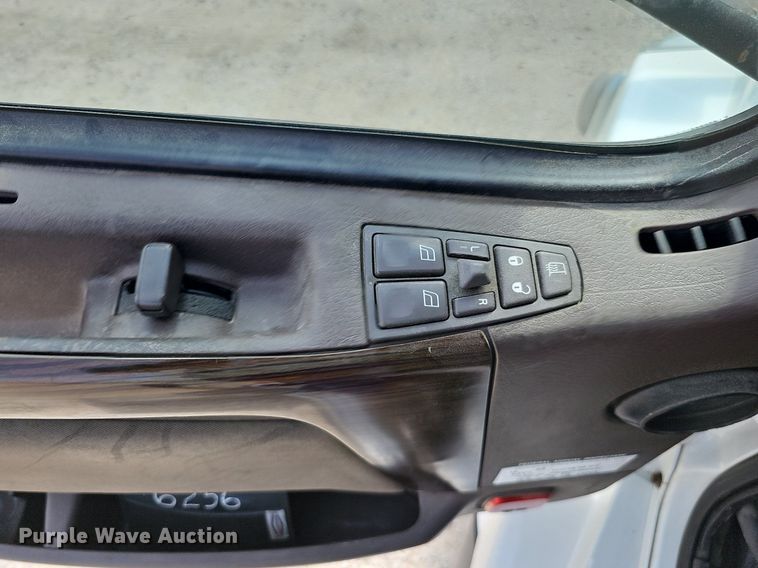 image for item DO2815 2016 Volvo VNL  semi truck