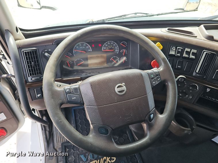 image for item DO2815 2016 Volvo VNL  semi truck