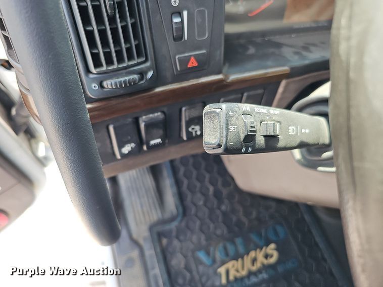 image for item DO2815 2016 Volvo VNL  semi truck