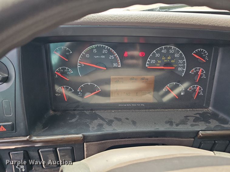 image for item DO2815 2016 Volvo VNL  semi truck